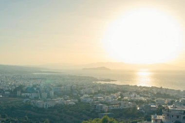 Gün batımında chania şehir ve deniz arka plan havadan görünümü. Girit adası, Yunanistan 