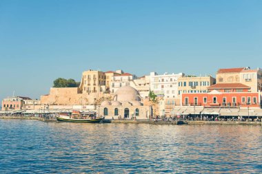 Girit, Yunanistan - 07 Aralık 2018: Eski Venedik limanındaki renkli Akdeniz caddesinin manzarası Chania kasabası. 