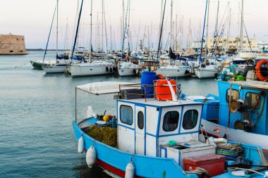 Eski Venedik fort Koules ve alacakaranlıkta yatlar ile Heraklion liman, Girit, Yunanistan 