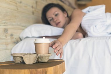 Yatakta uyuyan kadının seçici odağı