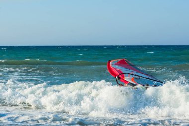Dalgalı ve tekneli mavi deniz manzarası 