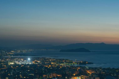 Gün batımında Chania şehrinin ve deniz arka planının havadan görünümü. Girit adası, Yunanistan 