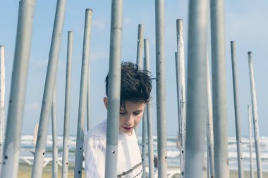 Çocuk oynarken ve demir borular labirent bir yol bulmaya çalışıyor.