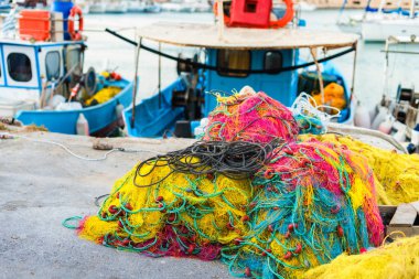 Alacakaranlıkta Heraklion Limanı 'ndaki bir teknede renkli balık ağı. Girit Adası, Yunanistan 