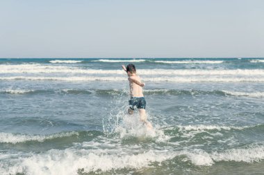 Su Sıçramaları ile Deniz Dalgaları sahilde Boy. Yaz tatili konsepti