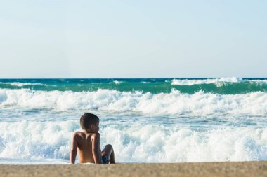13 yaşında çocuk yüzme ve gevşeme deniz dalgaları. Aile yaz tatili kavramı