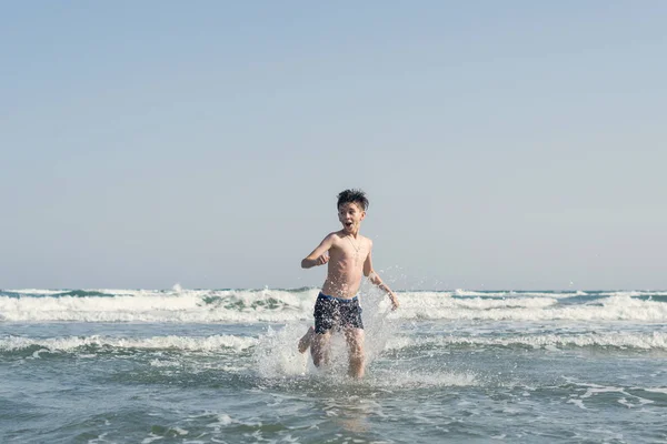 Lindo Chico Joven Divirtiéndose Playa — Foto de Stock