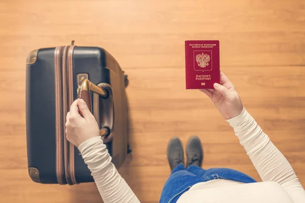 Vue Dessus Une Fille Avec Une Valise Passeport Russe Marchant — Photo