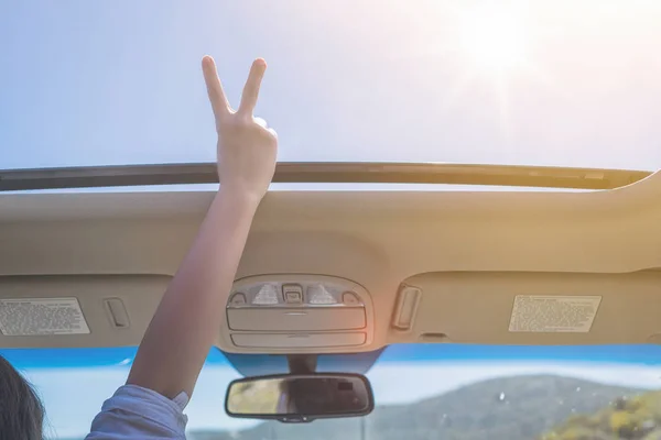 Κορίτσι Οδηγός Ταξιδεύει Αυτοκίνητο Και Κρατά Χέρι Της Έξω Από — Φωτογραφία Αρχείου