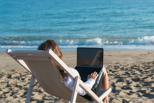 Kobieta Relaksująca Się Plaży Laptopem — Zdjęcie stockowe