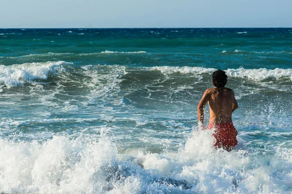 Tonårspojken Vågen Havet Stranden — Stockfoto