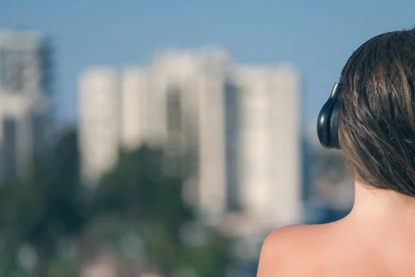 Mulher Bonita Nua Com Cabelo Molhado Fone Ouvido Varanda Seu — Fotografia de Stock