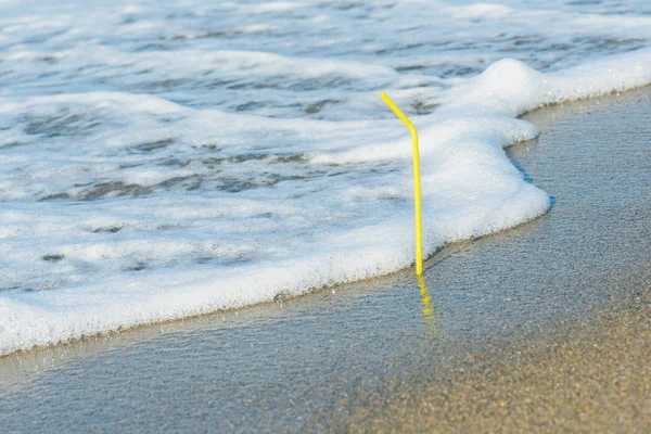 Paglia Plastica Colorata Bere Nella Sabbia Sulla Spiaggia Concetto — Foto Stock