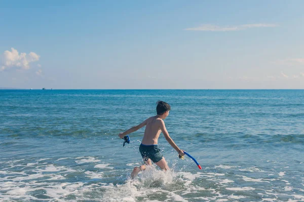 Twarz Chłopca Maski Snorkeling Koncepcja Podróży Lata — Zdjęcie stockowe