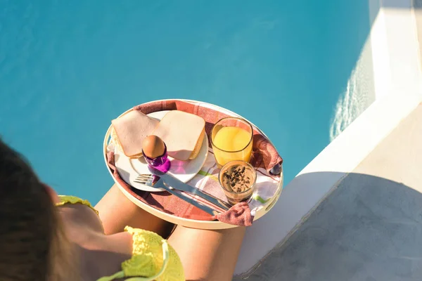 Mulher Biquíni Junto Piscina Com Uma Bandeja Com Café Manhã — Fotografia de Stock