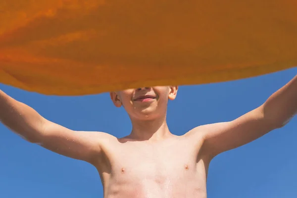 Bottom View Boy Yellow Towel Blue Sky Background Concept — Stock Photo, Image