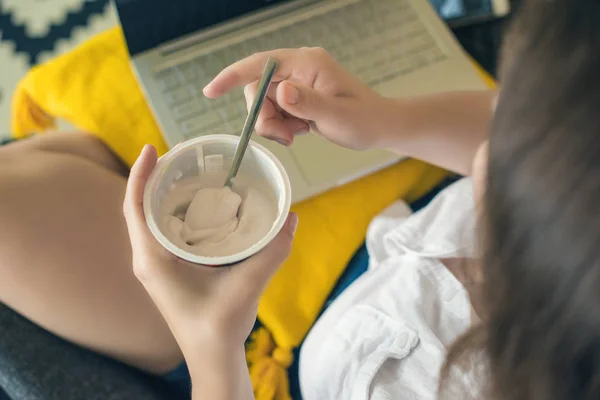 Top Visa Kvinnan Frilansare Sitter Fåtöljen Och Äta Yoghurt Medan — Stockfoto