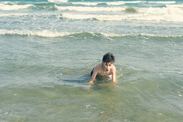 Sıçramaları Ile Deniz Dalgaları Sahilde Boy Yaz Tatili Konsepti — Stok fotoğraf