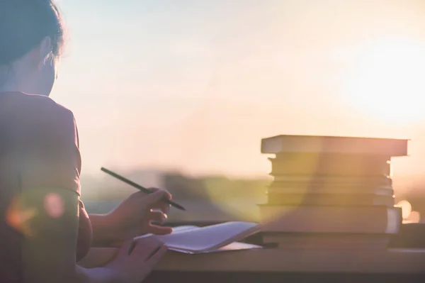 Étudiante Avec Beaucoup Livres Préparant Pour Examen Universitaire Tard Dans — Photo