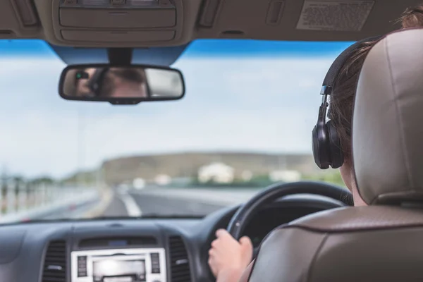 Ragazza Con Cuffie Sta Guidando Sull Autostrada Cipro Vista Dal — Foto Stock