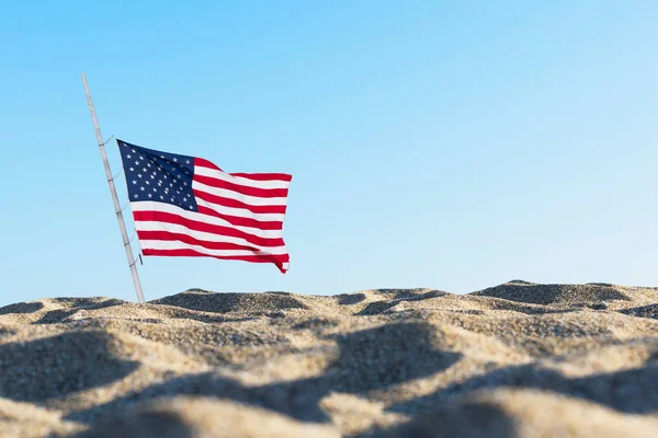 Amerikaanse Vlag Het Zand Tegen Een Blauwe Hemel Concept — Stockfoto