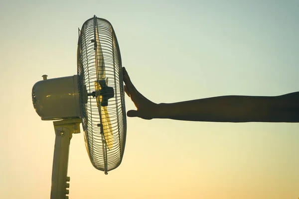 Main Féminine Par Temps Chaud Devant Ventilateur Sur Fond Ciel — Photo