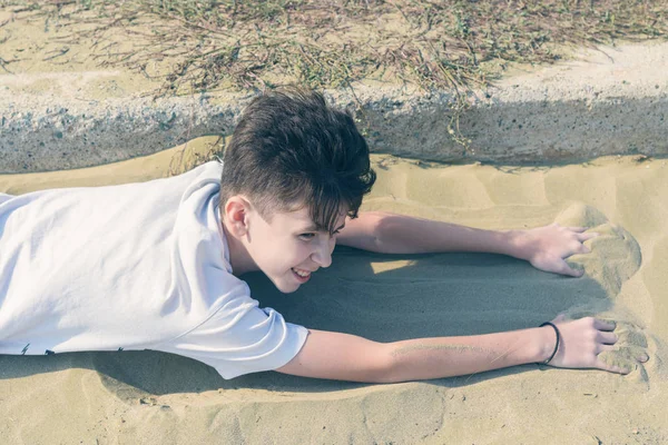 Ragazzo Maglietta Pantaloncini Con Scarpe Ginnastica Giace Sulla Spiaggia Sabbia — Foto Stock