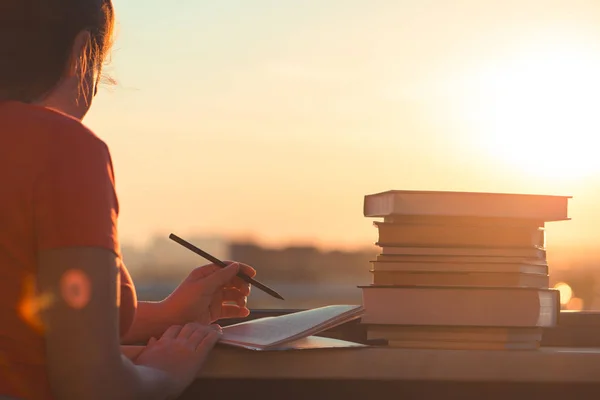 Étudiante Avec Beaucoup Livres Préparant Pour Examen Universitaire Tard Dans — Photo