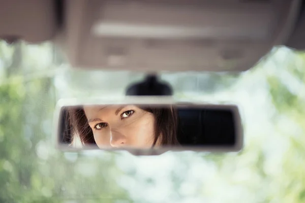 Spiegelung Eines Schönen Jungen Frauengesichts Rückspiegel Des Autos Konzept — Stockfoto