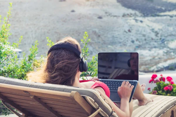 Kobieta Freelancer Laptopem Stroju Kąpielowym Pracuje Leżaku Ogrodzie Zachodzie Słońca — Zdjęcie stockowe