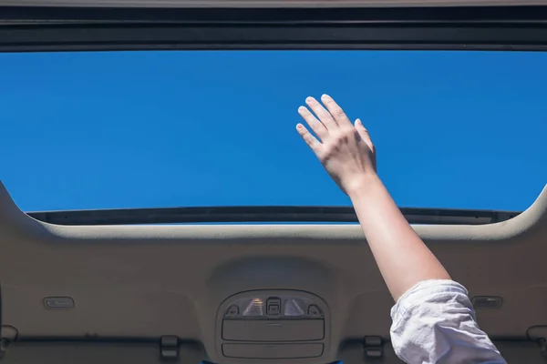 Fahrerin Mit Auto Unterwegs Und Hält Ihre Hand Aus Geöffneter — Stockfoto