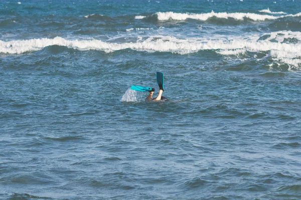 Πόδια Του Ανθρώπου Καταδύσεων Στα Πτερύγια Κολύμβησης Πάνω Από Κύματα — Φωτογραφία Αρχείου