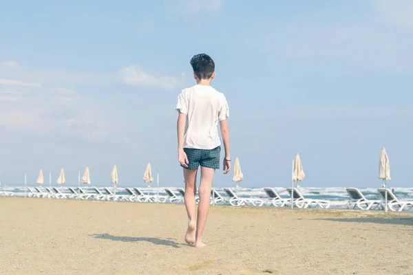 Niño Con Una Camiseta Pantalones Cortos Camina Por Playa Arena — Foto de Stock