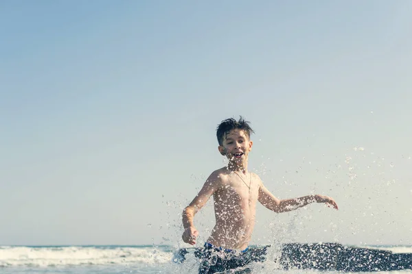Χαριτωμένο Νεαρό Αγόρι Που Διασκεδάζει Στην Παραλία — Φωτογραφία Αρχείου