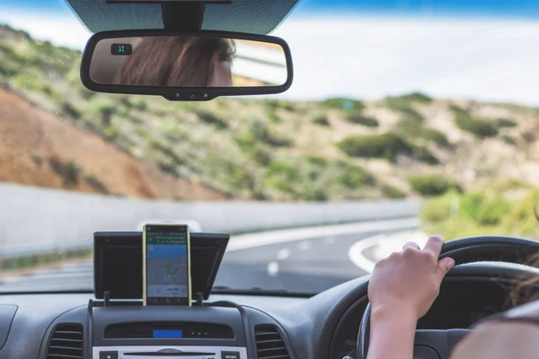 Giovane Donna Sta Guidando Autostrada Italia Utilizzando App Navigazione Gps — Foto Stock