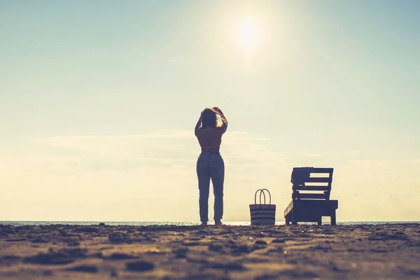 Mujer Pie Cerca Tumbona Tomando Una Foto Teléfono Móvil Playa —  Fotos de Stock