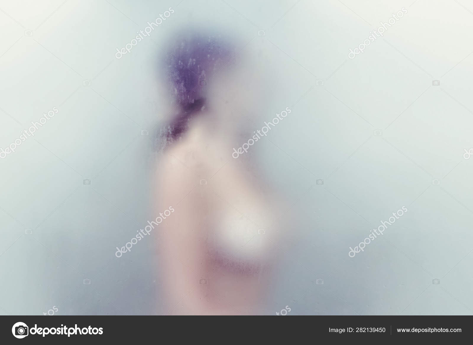 Mujer Hermosa Desnuda Tomando Una Ducha Detrás Vidrio Empañado Húmedo:  fotografía de stock © flowertiare #282139450 | Depositphotos
