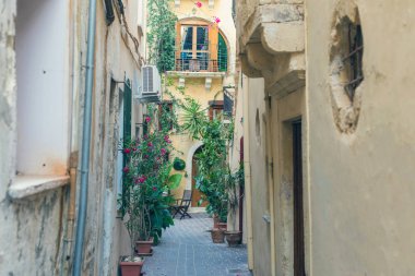 alacakaranlıkta Chania kasabasında otantik dar renkli Akdeniz caddesi. Girit Adası, Yunanistan