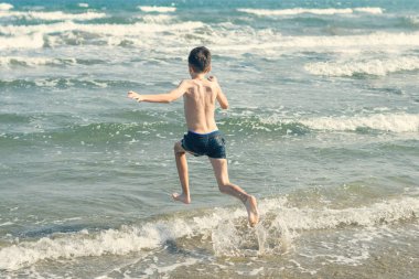 plajda 13 yaşında çocuk gevşeme. Aile yaz tatili kavramı