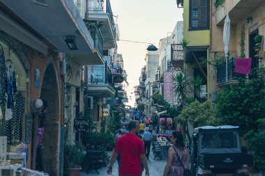 Hanya, Girit/Yunanistan-07.12.2018:Eski Venedik limanında renkli Akdeniz caddesinin manzarası Hanya kasabası. Girit Adası, Yunanistan 