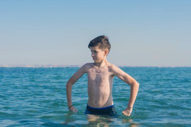 13 yaşında çocuk yüzme ve gevşeme deniz dalgaları. Aile yaz tatili kavramı