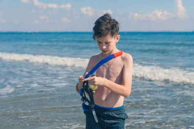Denizde rahatlatıcı maskeli genç çocuk