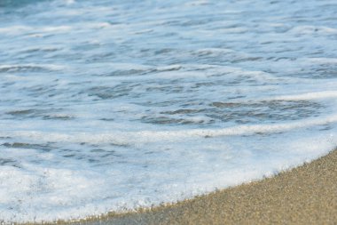 Güneşli bir günde deniz dalgası manzarası