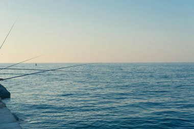 Girit, Yunanistan - 07 Aralık 2018: Chania kasabasındaki eski Venedik limanındaki balıkçı oltasıyla yerel halk. 
