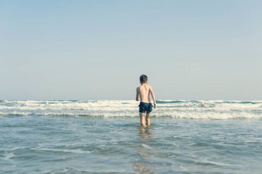 Su Sıçramaları ile Deniz Dalgaları sahilde Boy. Yaz tatili konsepti