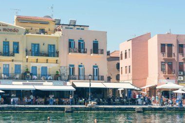 Girit, Yunanistan - 07 Aralık 2018: Eski Venedik limanındaki renkli Akdeniz caddesinin manzarası Chania kasabası. 