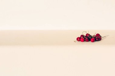 Güneşli bir yaz akşamı beyaz taş bankta olgun tatlı kiraz