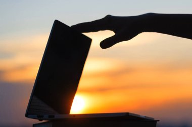 Kadın öğrenci gün batımı kasaba arka planda üniversite sınavı geç akşam hazırlanıyor sonra onu laptop kapanış. Eğitim konsepti