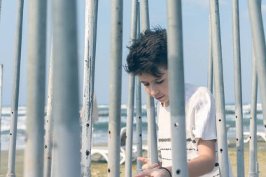 Çocuk oynarken ve demir borular labirent bir yol bulmaya çalışıyor.