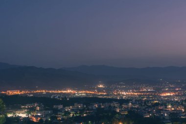 Gün batımında Chania şehrinin ve deniz arka planının havadan görünümü. Girit adası, Yunanistan 